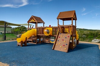 Overlook at Stone Oak Park Apartments in San Antonio, TX - Foto de edificio - Building Photo