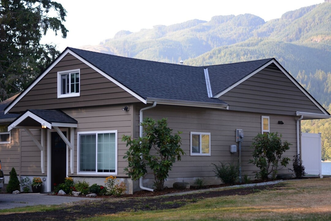 382 Shallow Shore Rd in Bellingham, WA - Foto de edificio