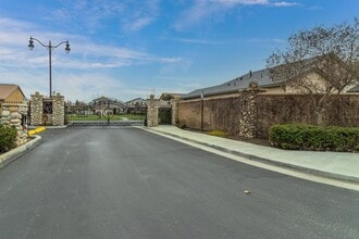 1812 W Bella Oaks Way in Hanford, CA - Building Photo - Building Photo