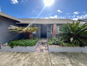 5892 Chinook Dr in Huntington Beach, CA - Building Photo - Building Photo