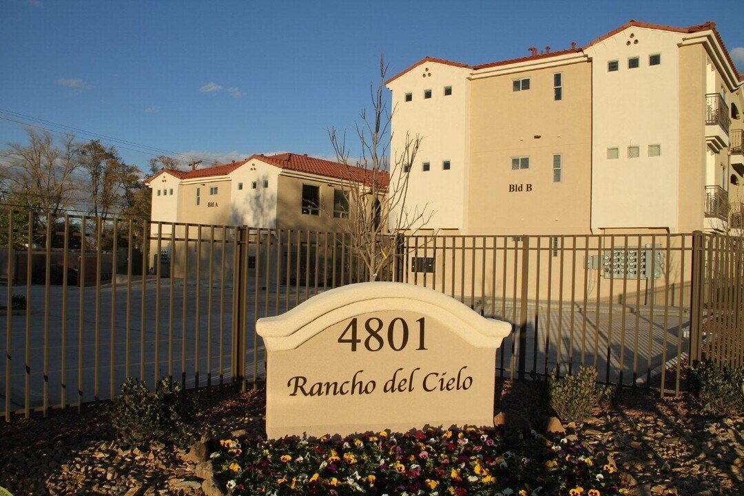 4801 Gibson Blvd SE in Albuquerque, NM - Building Photo