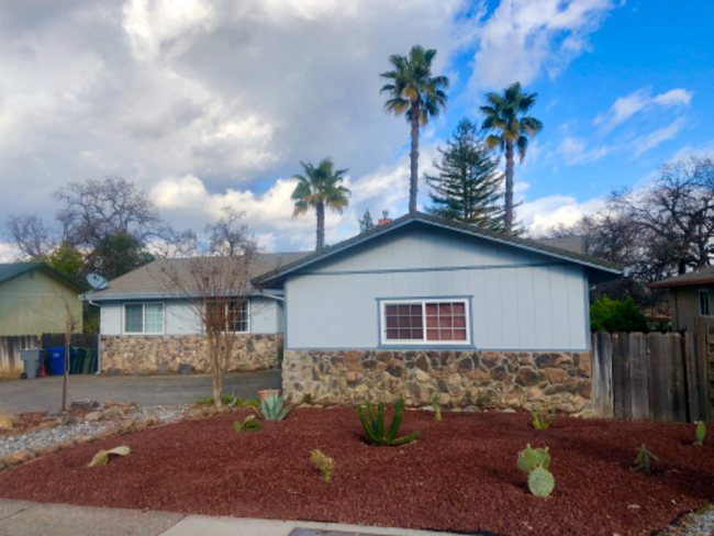 3310 Stratford Ave in Redding, CA - Building Photo - Building Photo