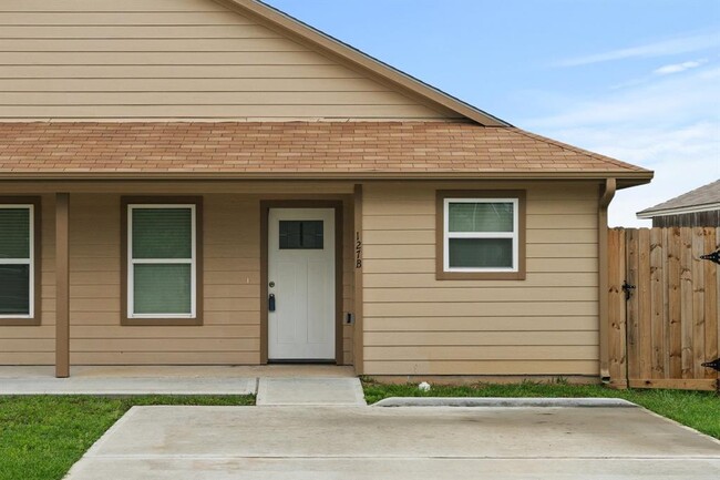 111 S Bend Ct in Willis, TX - Building Photo - Building Photo