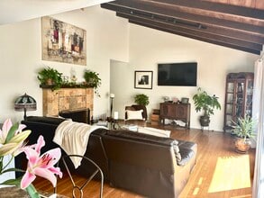 22491 Domingo Rd in Woodland Hills, CA - Foto de edificio - Building Photo