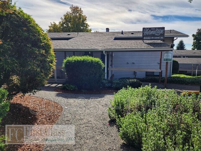 8500 SW Canyon Dr in Portland, OR - Building Photo - Building Photo