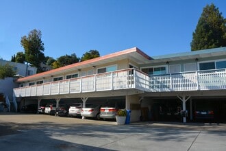 Blue Rock and Larkwood Apartments in Larkspur, CA - Foto de edificio - Building Photo