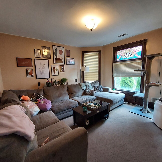2463 N Oakland Ave, Unit 2463Upper in Milwaukee, WI - Building Photo - Building Photo