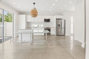 2066 Roselawn St in Sarasota, FL - Building Photo