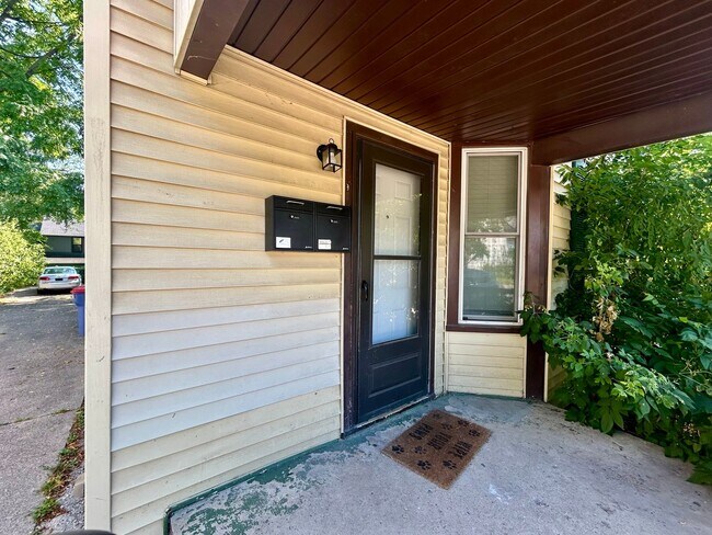 1040 Fairmount St SE in Grand Rapids, MI - Building Photo - Building Photo