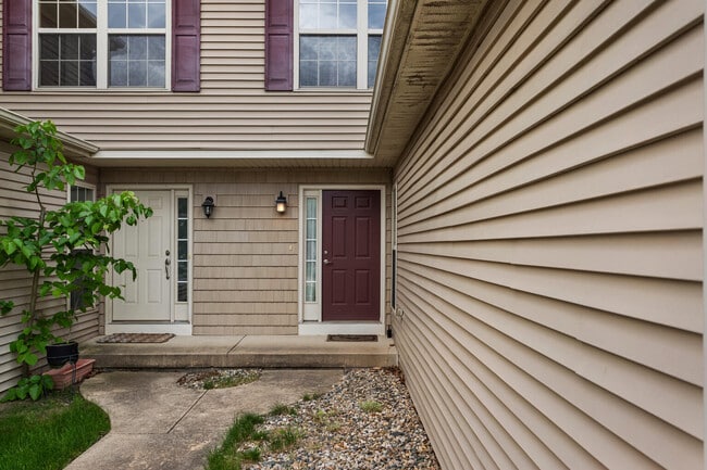 2521 Pembrook Point in Champaign, IL - Building Photo - Building Photo
