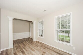 8949 Crest View Cir in Union City, GA - Building Photo - Building Photo