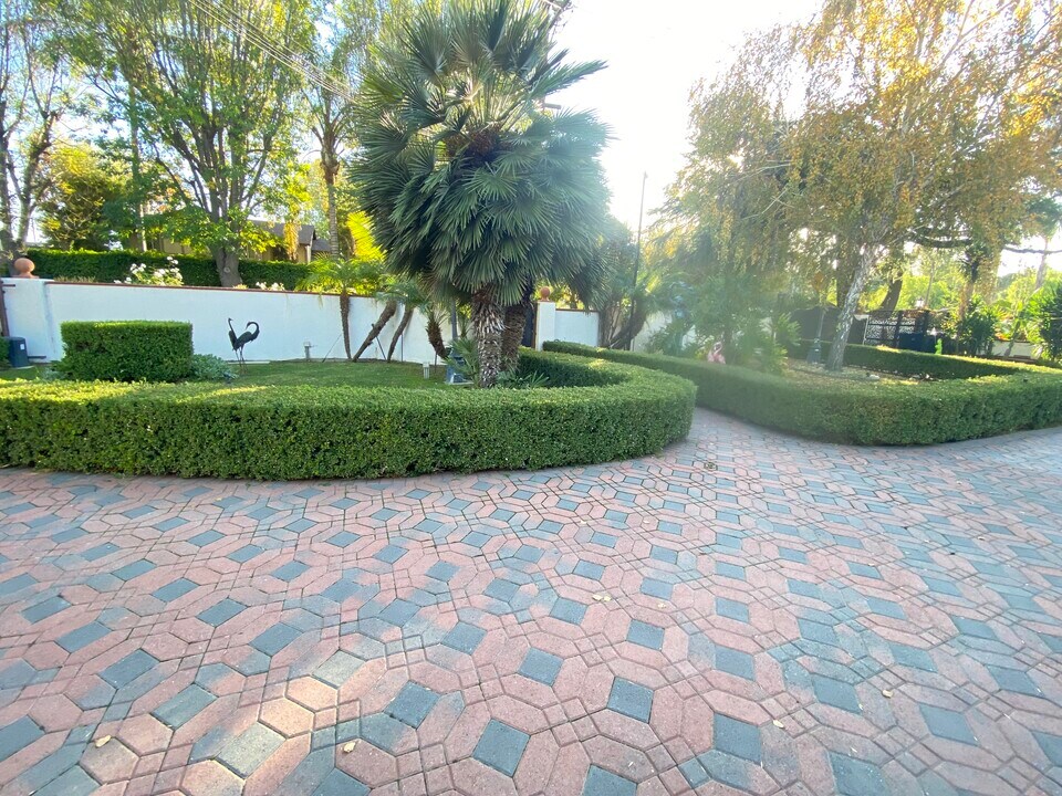 19327 Hatteras St in Tarzana, CA - Building Photo