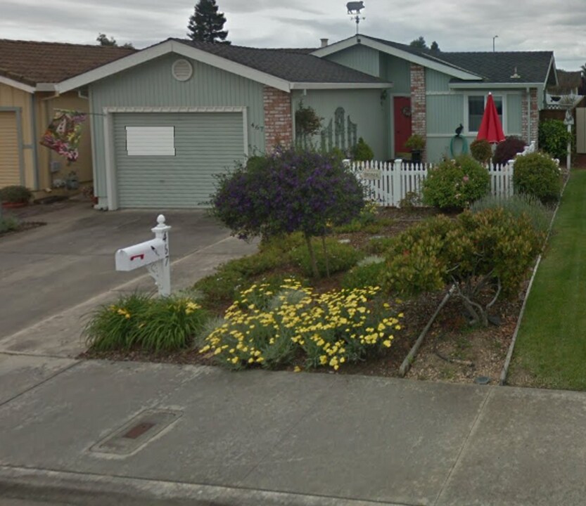 467 Vivienne Dr in Watsonville, CA - Foto de edificio