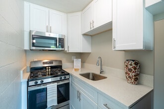 La Villa Lake - 55 + and Better in Pasadena, CA - Building Photo - Building Photo