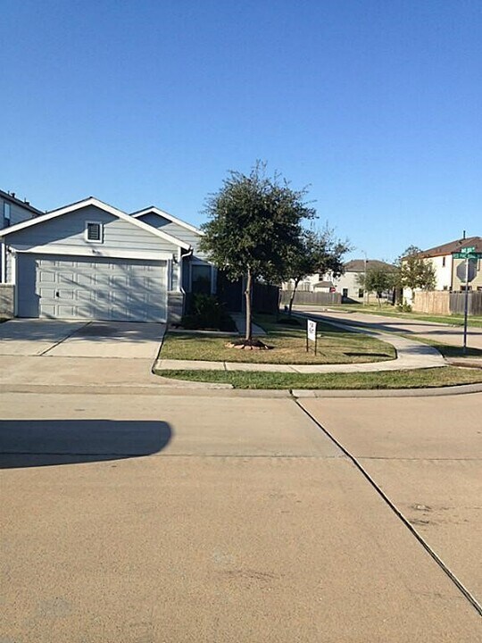 15611 Red Pine Ridge Way in Houston, TX - Building Photo