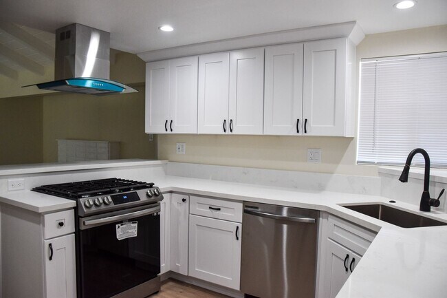 2318 E Coolidge Ave in Orange, CA - Building Photo - Building Photo