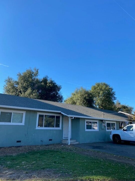 2812 Helen St in Redding, CA - Building Photo