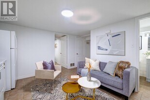 533 Victoria Park Ave in Toronto, ON - Building Photo