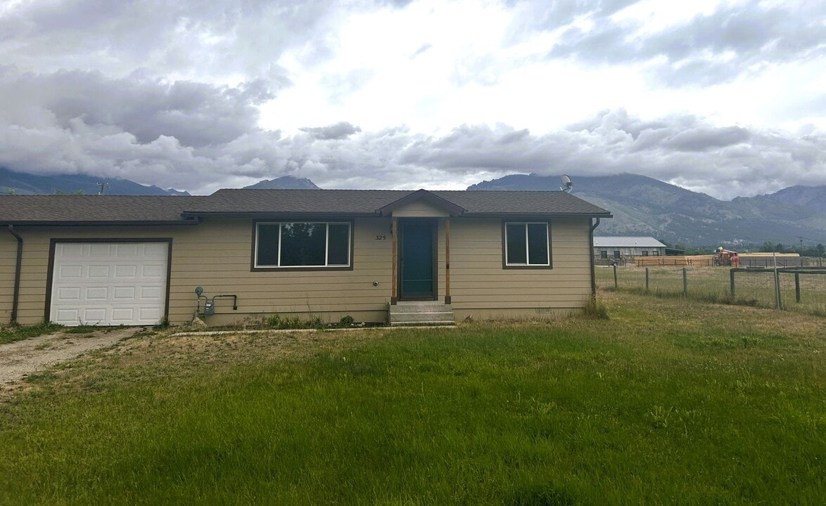 325 W River Rd in Hamilton, MT - Building Photo