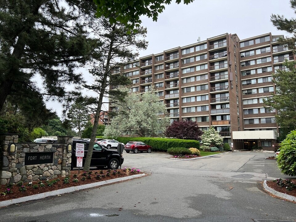 1 Pond St in Winthrop, MA - Building Photo