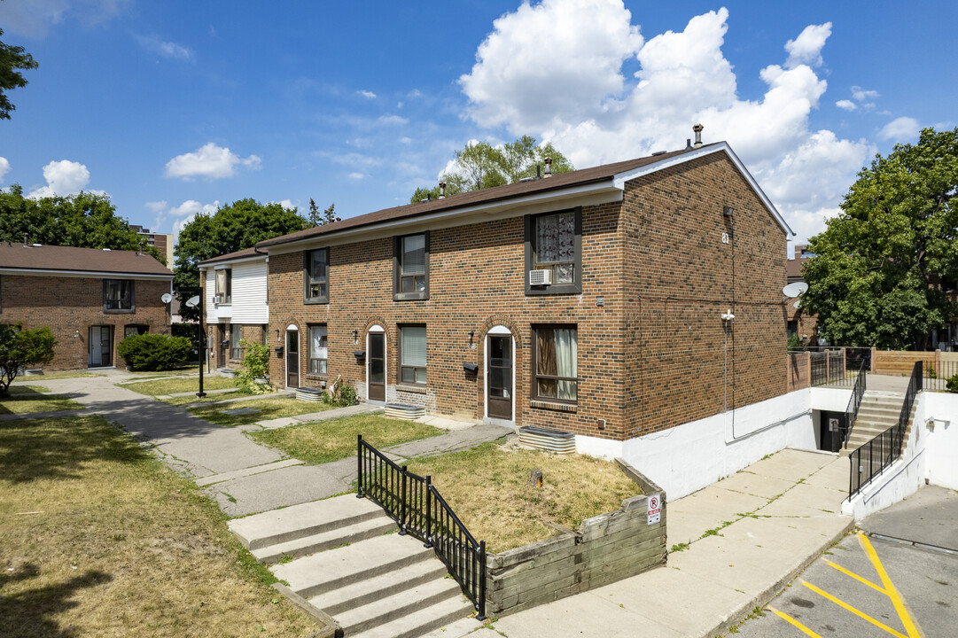 Gosford Apartments in Toronto, ON - Building Photo