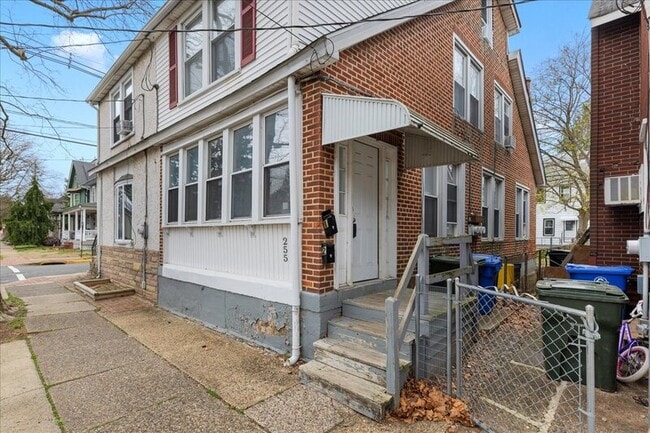 255 W Union St in Burlington, NJ - Building Photo - Building Photo