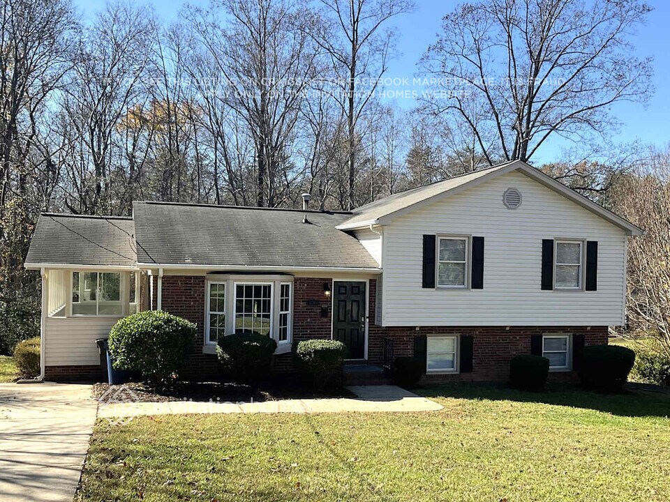 3700 Whitfield Rd in Winston-Salem, NC - Foto de edificio