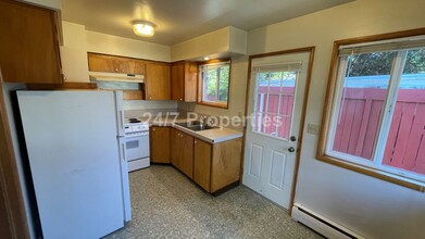 6606 NE Hassalo St in Portland, OR - Foto de edificio - Building Photo