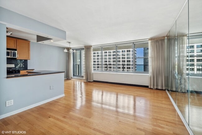 400 E Randolph St, Unit 3527 in Chicago, IL - Building Photo - Building Photo