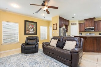 201 S 1st Ave in Edinburg, TX - Building Photo - Interior Photo