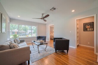 5123 Saxon Dr in Houston, TX - Building Photo - Building Photo