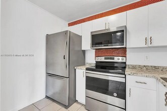 1050 SW 1st St in Miami, FL - Building Photo - Building Photo