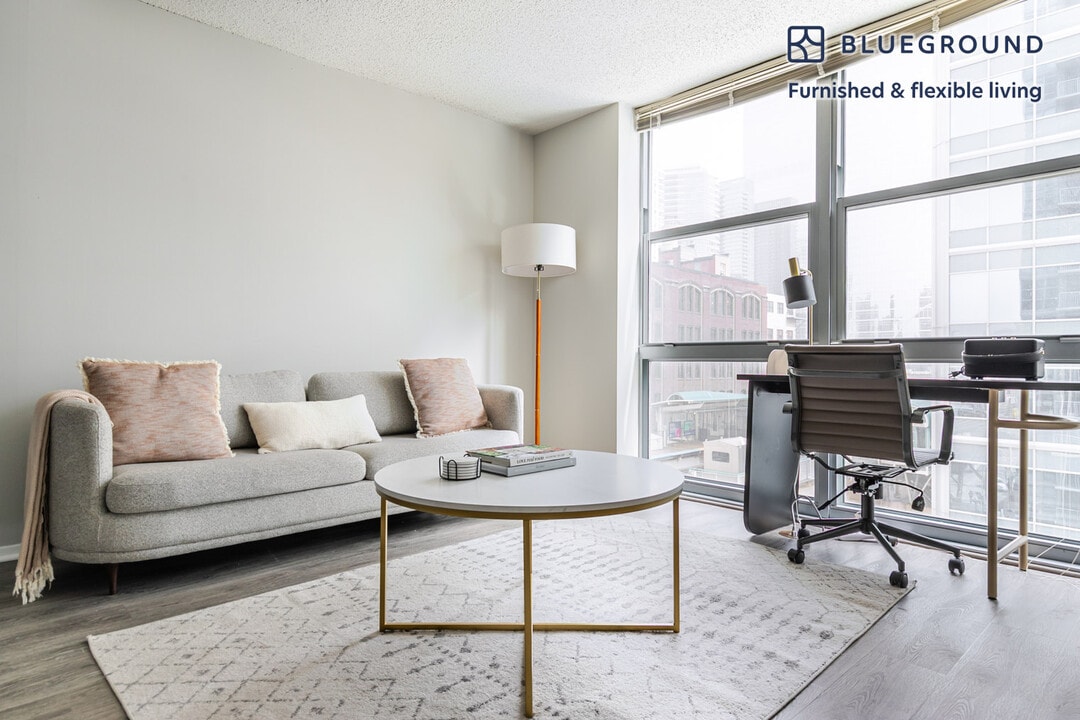 180 N Jefferson St in Chicago, IL - Building Photo