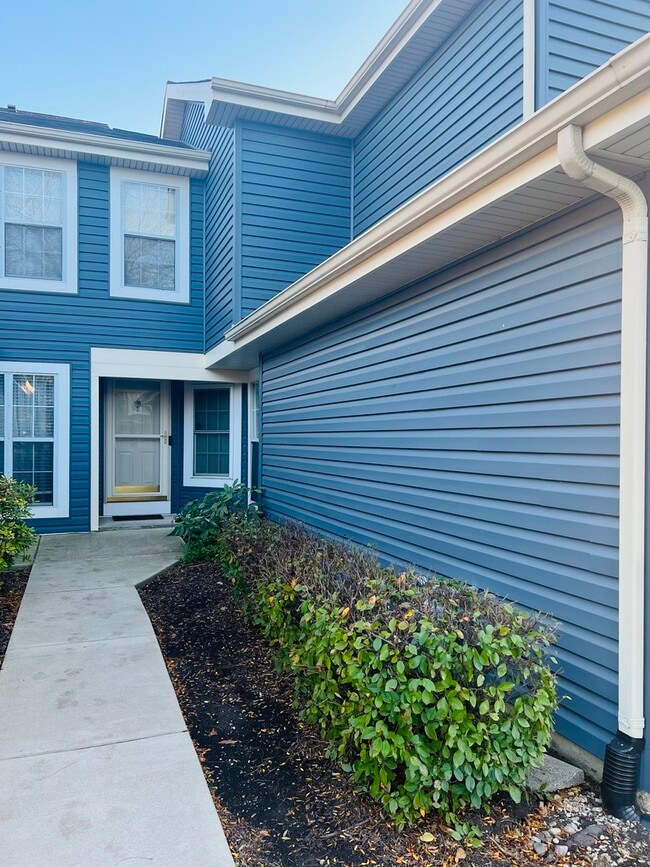 1042 Ridgefield Cir in Carol Stream, IL - Building Photo - Building Photo