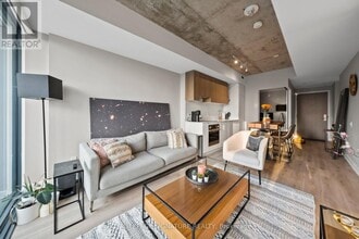 161 Roehampton Ave in Toronto, ON - Building Photo - Building Photo