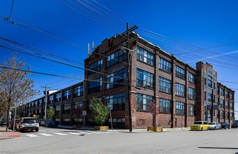 300 Communipaw Ave in Jersey City, NJ - Building Photo - Building Photo