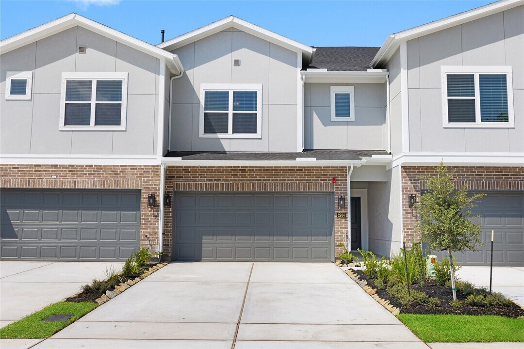 8115 Danson Ln in Pearland, TX - Building Photo