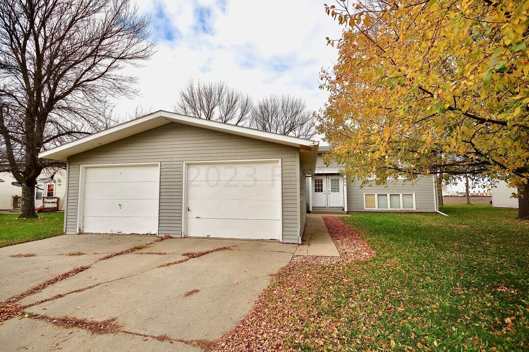 3103 Covent Garden St S in Moorhead, MN - Building Photo