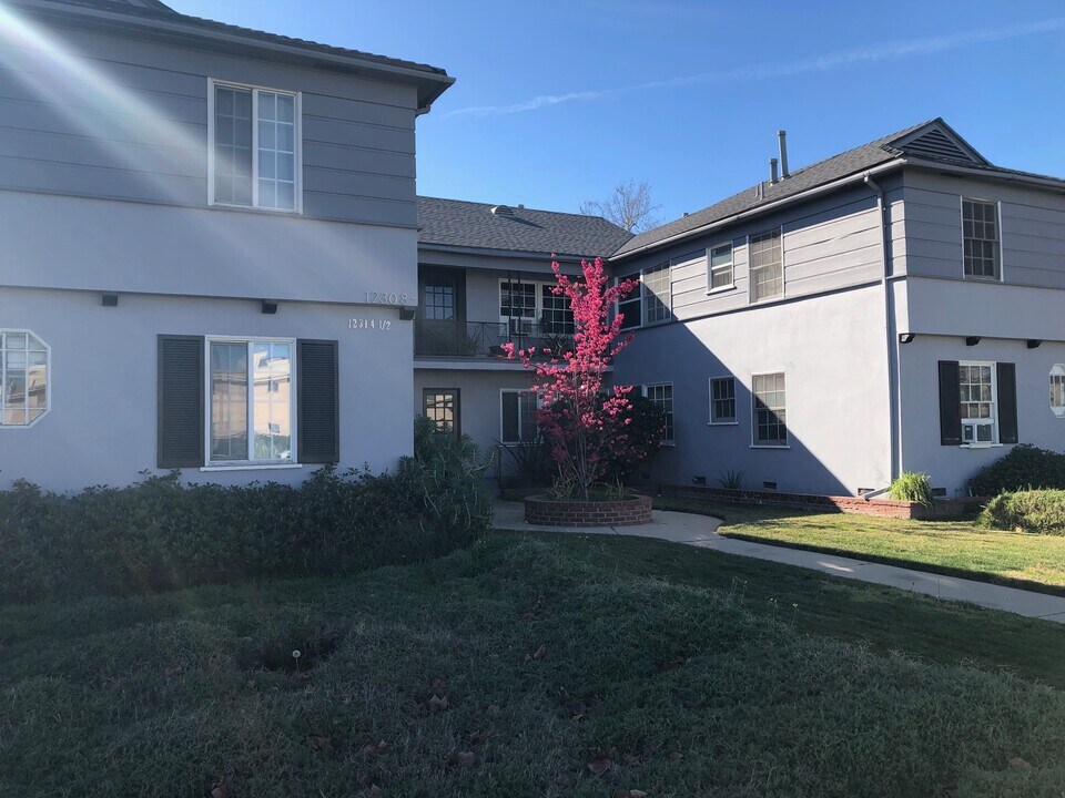 12308 Magnolia Blvd in Valley Village, CA - Building Photo