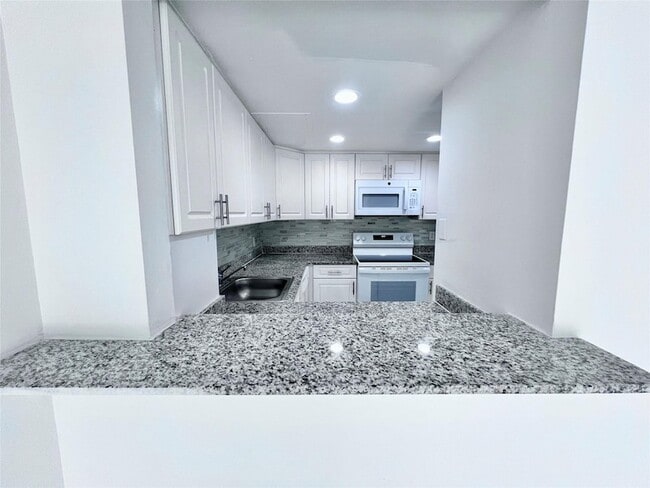 2580 NW 56th Ave, Unit 700-409 in Lauderhill, FL - Foto de edificio - Building Photo