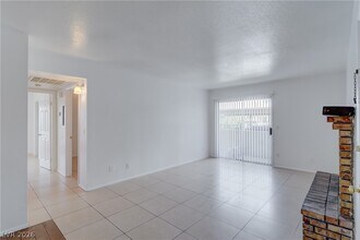 2921 Country Manor Ln in Las Vegas, NV - Building Photo - Building Photo