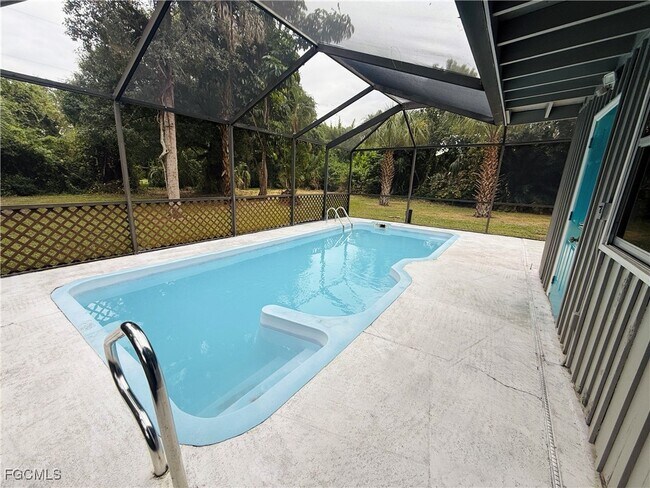 1840 Maple Ave in Ft. Myers, FL - Building Photo - Building Photo