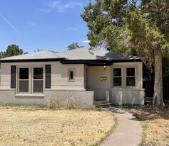 2704 31st St in Lubbock, TX - Building Photo