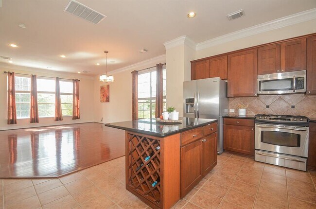 3325 Clearview Cir