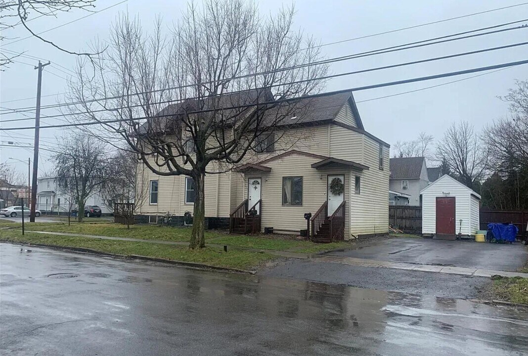 100 W Ellis St in East Syracuse, NY - Building Photo