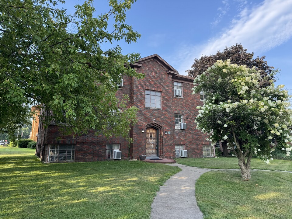 405 W Columbia Ave in Davenport, IA - Foto de edificio