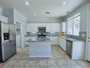 7887 Sagebrush Bend St in Las Vegas, NV - Building Photo - Building Photo