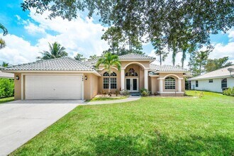 146 Fernwood Crescent in Royal Palm Beach, FL - Building Photo - Building Photo
