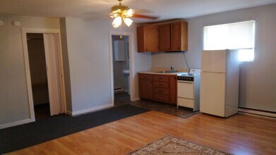 201 Churchill St, Unit Rear in Mckees Rocks, PA - Foto de edificio - Building Photo
