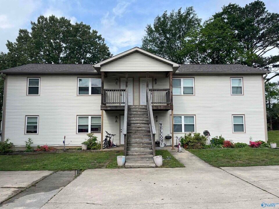 611 Adelle St SW in Hartselle, AL - Building Photo